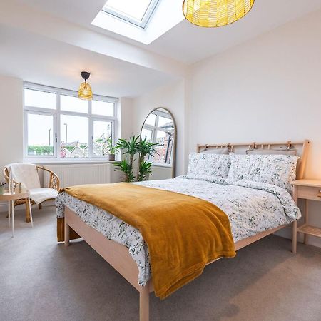 Nature Inspired Bungalow With 3 Rooms - 10 Mins From Manchester Airport Timperley Buitenkant foto
