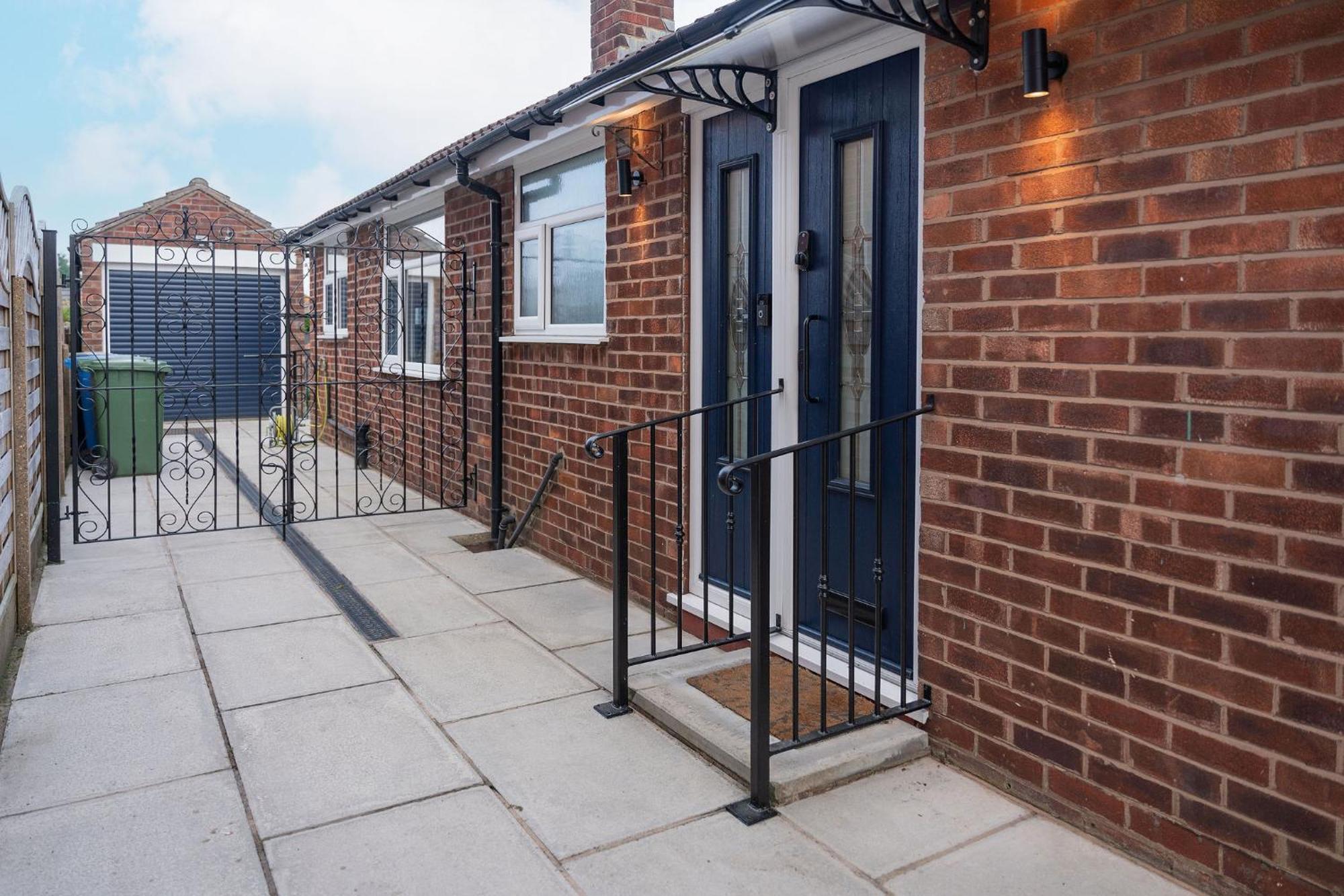 Nature Inspired Bungalow With 3 Rooms - 10 Mins From Manchester Airport Timperley Buitenkant foto